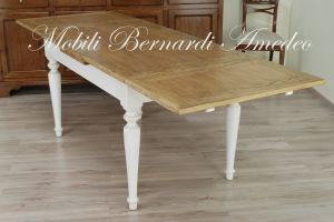 Tavolo da cucina in legno stile country con top in rovere e gambe tornite bianche